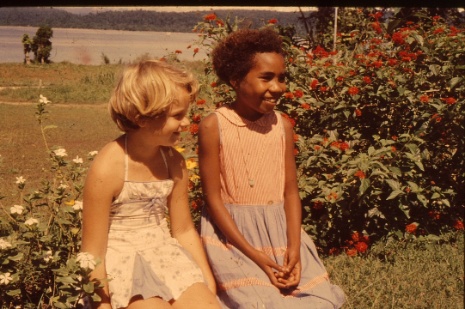 Dike en haar vriendin Martina (ca. 1955 - foto privécollectie)